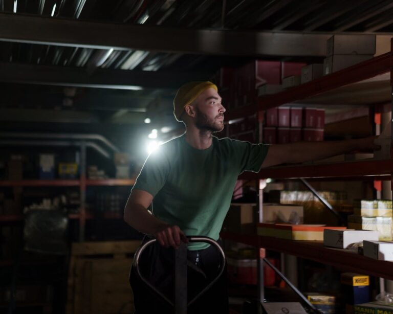 Read more about the article Elektrikli İstif Makineleri: İçten Yanmalı Makinelere Göre Daha Pahalı mı?